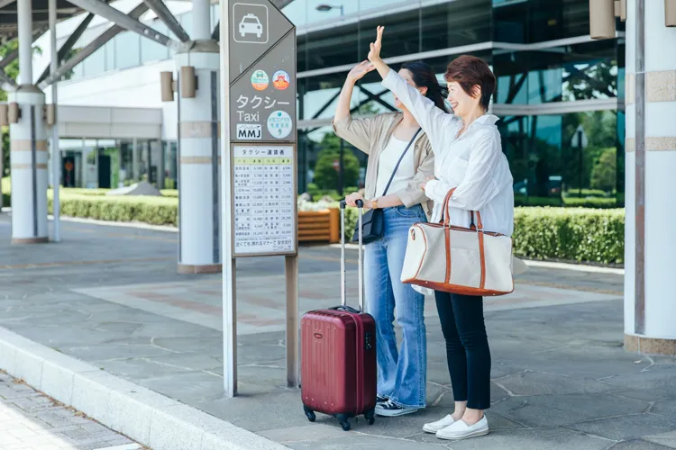 空港でタクシーを待つ二人の女性