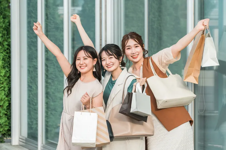 ショッピングを楽しむ3人の女性