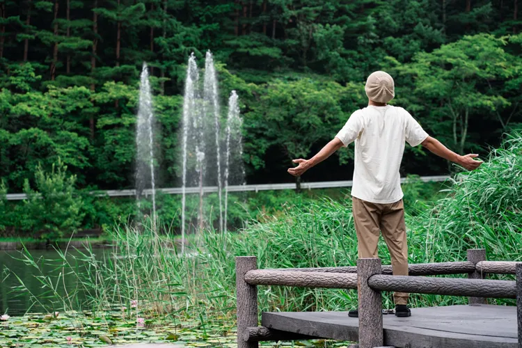 自然を満喫する一人旅の男性