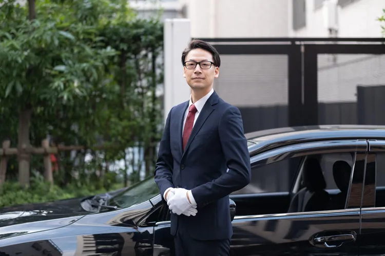 ハイヤーでお客様をお迎えするドライバー