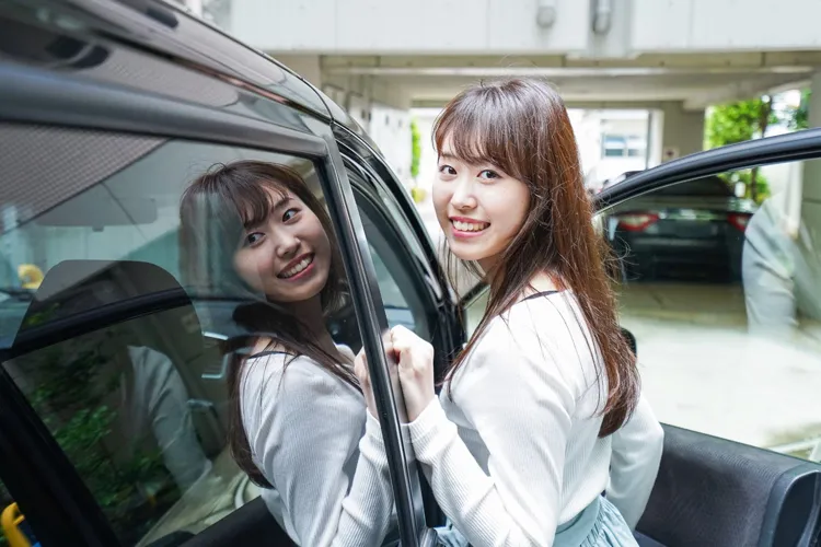 ハイヤーに乗り込む観光客