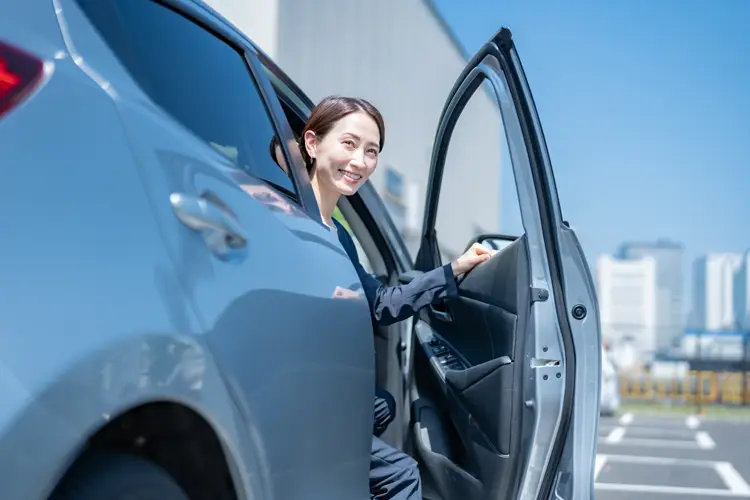 運転席に乗り込む女性
