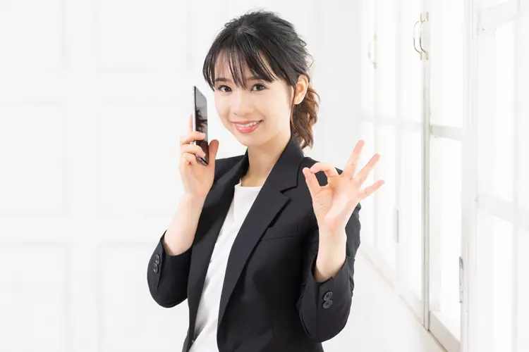 電話をかける女性