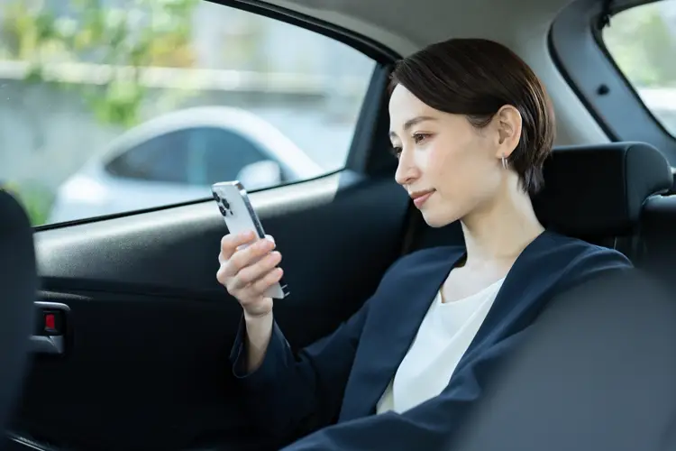 スマートフォンで情報を見る女性