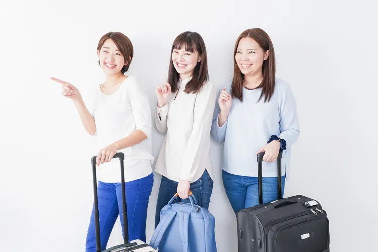 スーツケースを持つ3人の女性