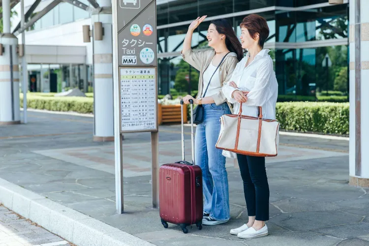 空港でタクシーを待つ女性