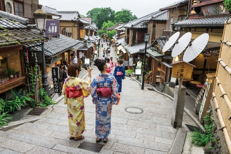 二年坂を歩く着物の女性