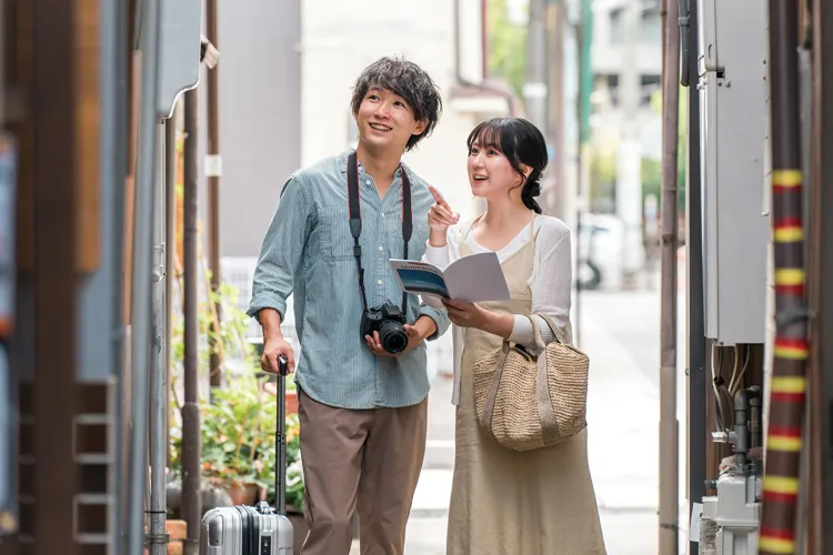 カップルで観光地を巡る