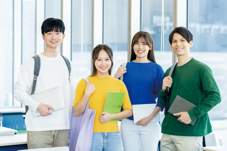 4人でタクシーを利用する大学生