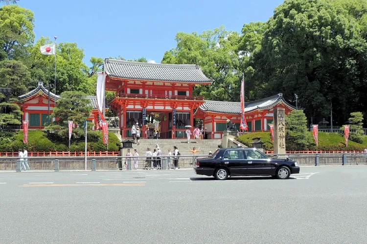 京都の寺社の前を走る観光タクシー