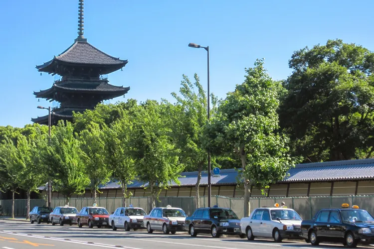 京都の寺院前の普通車タクシーの車列