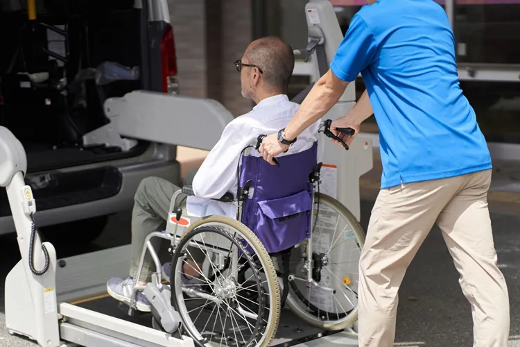 リフト付き福祉タクシーに乗る車いすの男性