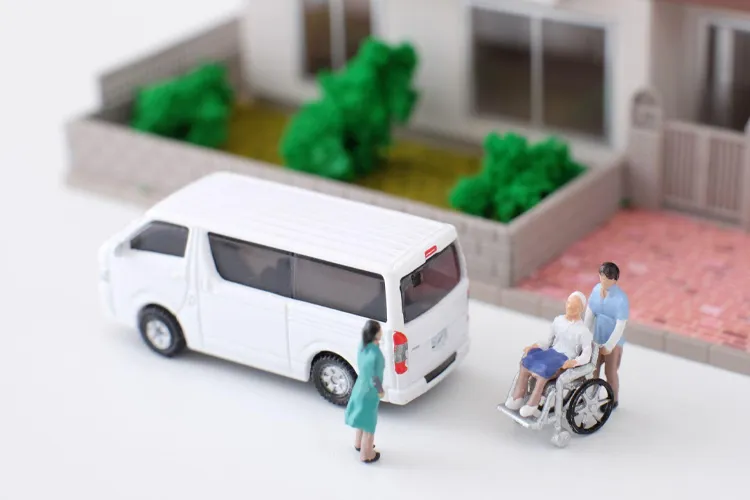 自宅まで送迎する福祉タクシー