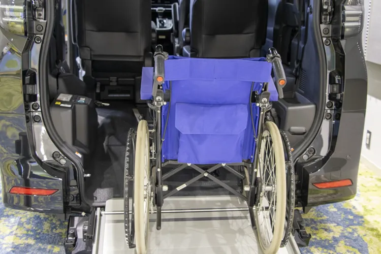 リフト付きの福祉タクシーに車いすを乗せる
