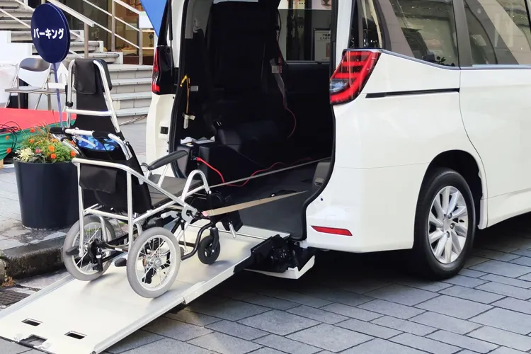 スロープ付きの福祉タクシーに積載する車いす