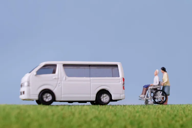 福祉タクシーと車いすの男性