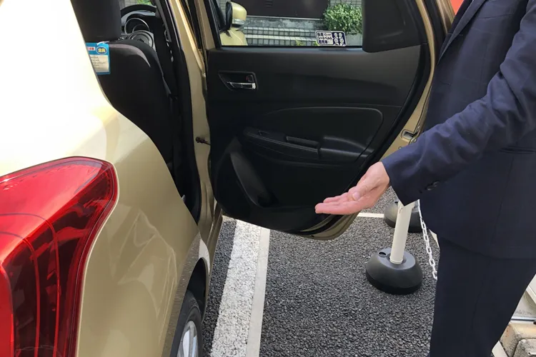 ドアを開けるタクシードライバー