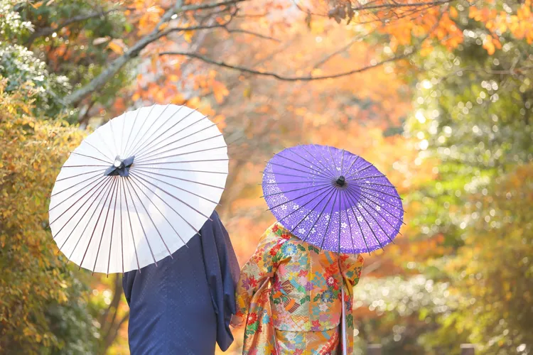 着物を来たカップルと紅葉