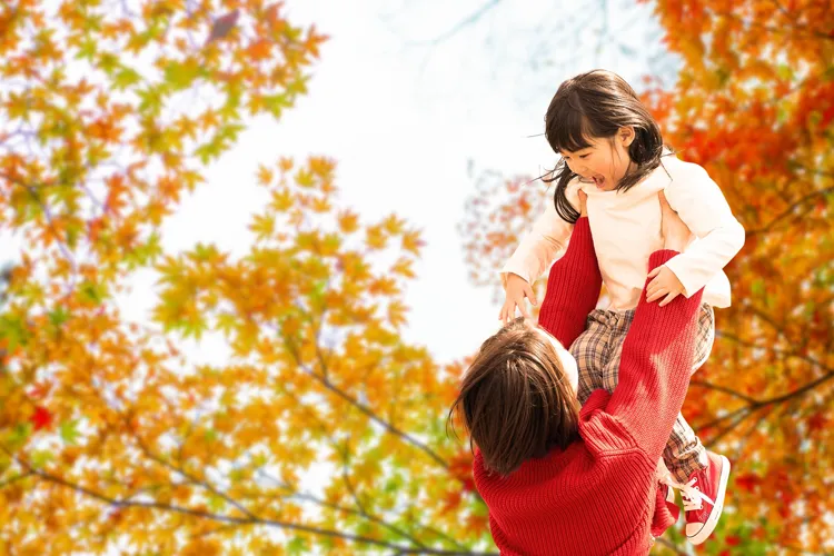 紅葉をバックに楽しむ親子