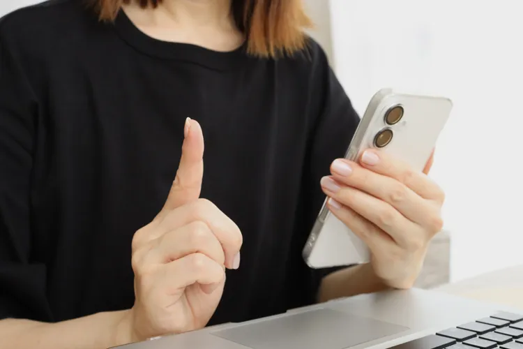 スマホで注意点を確認する女性