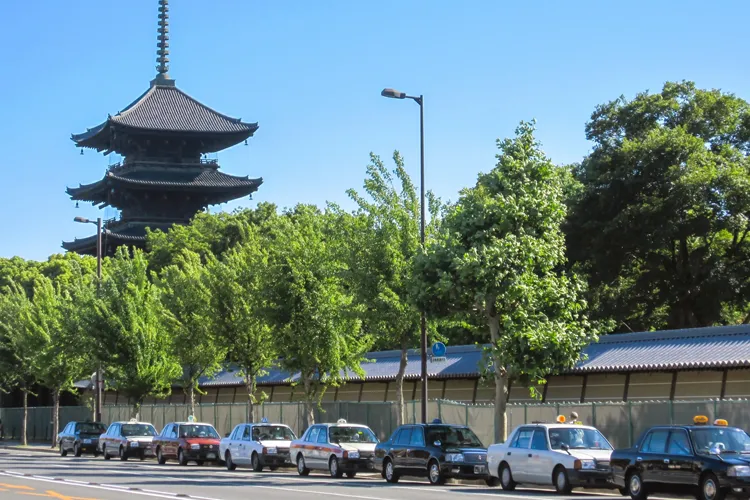 京都のお寺の前に並ぶタクシー