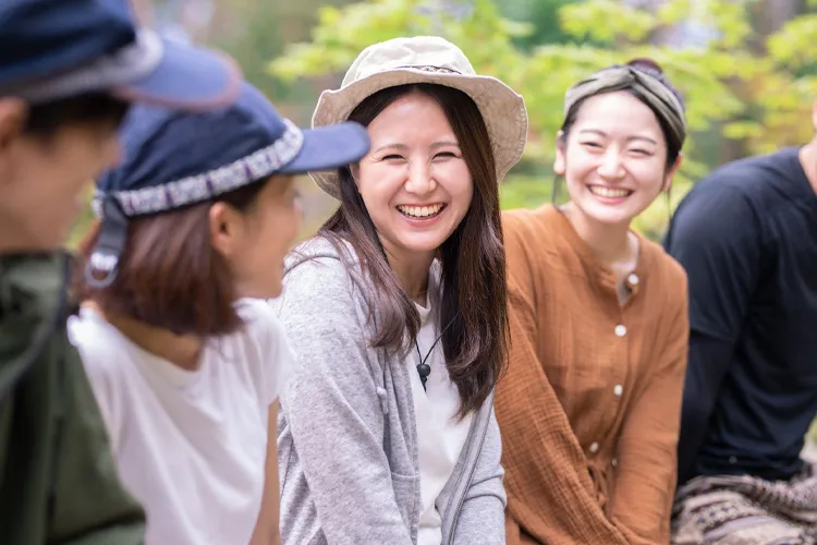 社員旅行で語らう社員