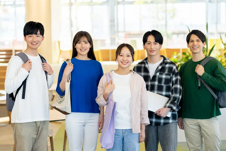 社員旅行の集合場所に集まる社員