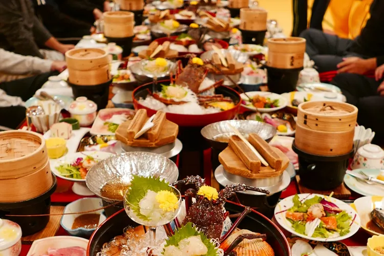 社員旅行の夜の宴会場でのご飯
