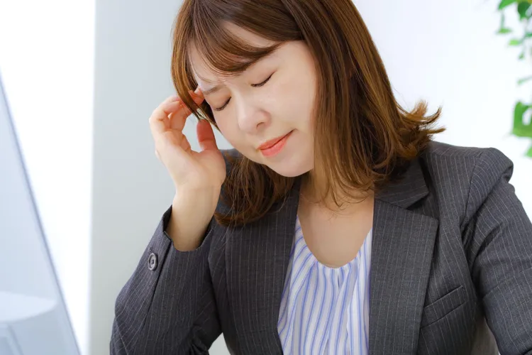 社員旅行の荷物で悩みを抱える女性