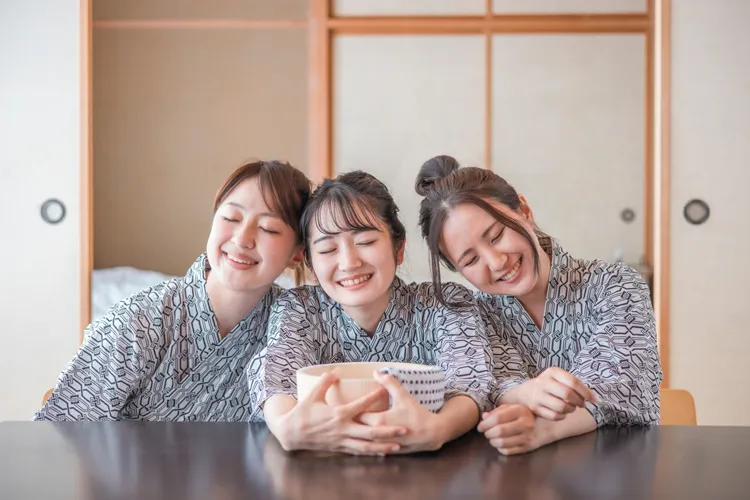 温泉宿でゆったりする女性社員