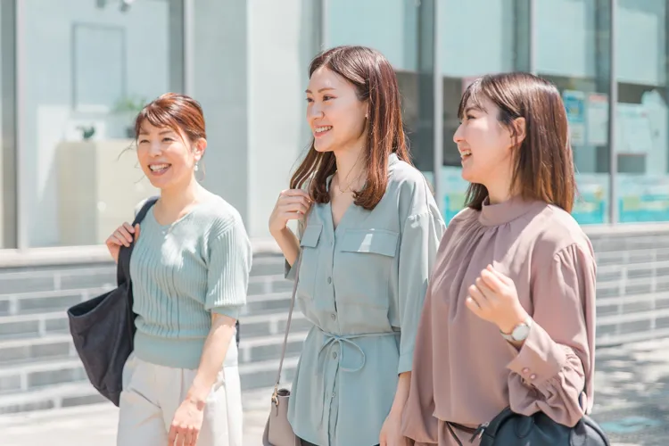 ショッピングを楽しむ女性社員