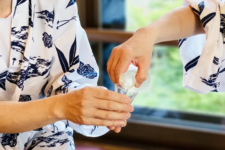 お酒のお酌をする浴衣の男性社員