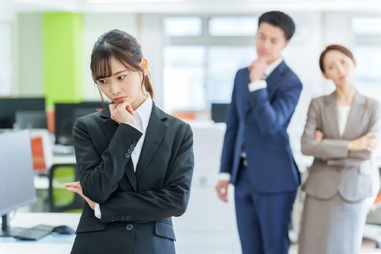 悩む社員
