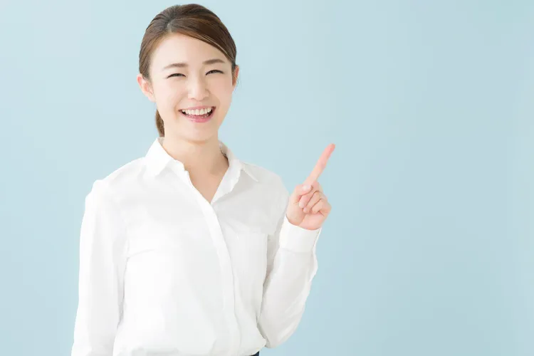 ヒントを教える女性