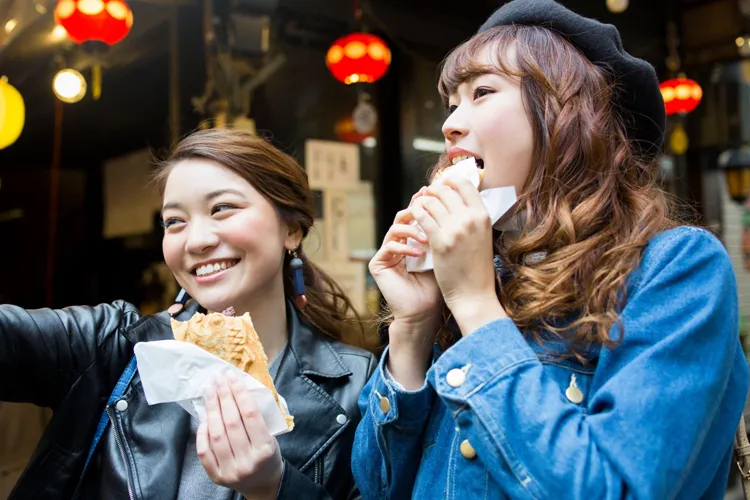 食べ歩きをする女性達