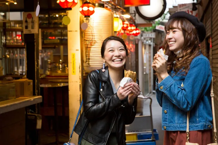 食べ歩きを楽しむ二人の女性