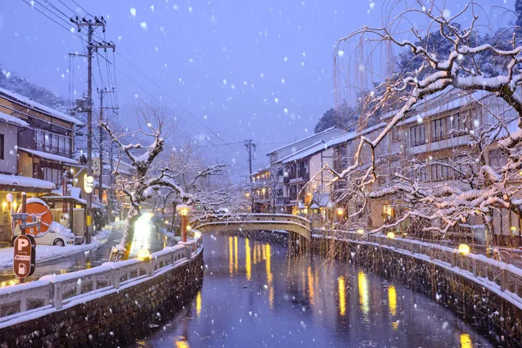 雪が降る温泉街
