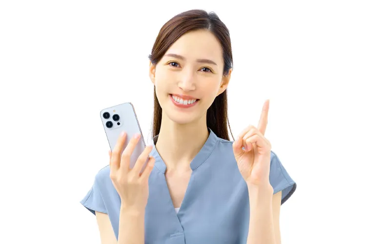 便利な使い方を教える女性