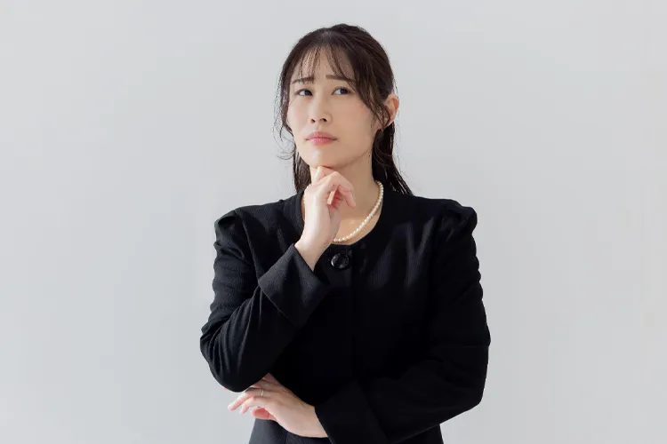 悩む喪主の女性