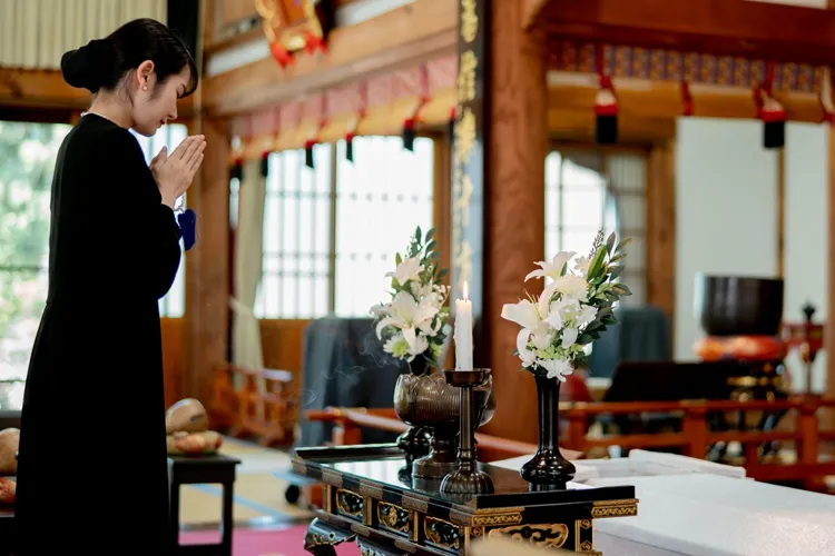 お寺の本堂でお祈り