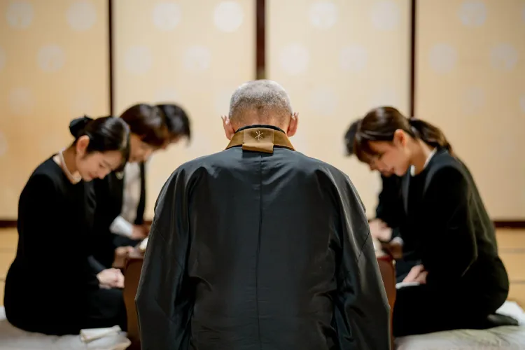 法事でお坊さんがお経をあげる