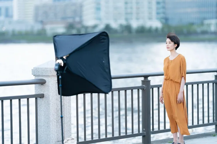 海辺でスチール撮影をするモデルの女性