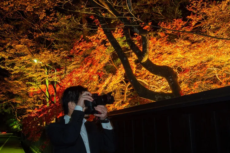 一眼レフで夜景を撮る男性