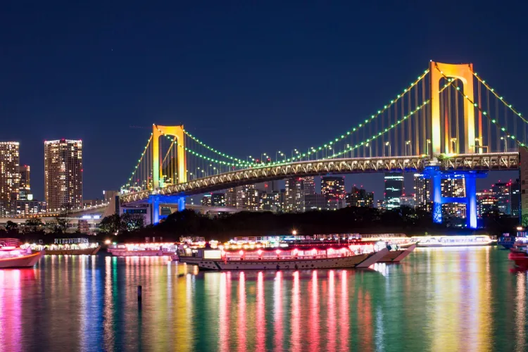 レインボーブリッジと屋形船の夜景