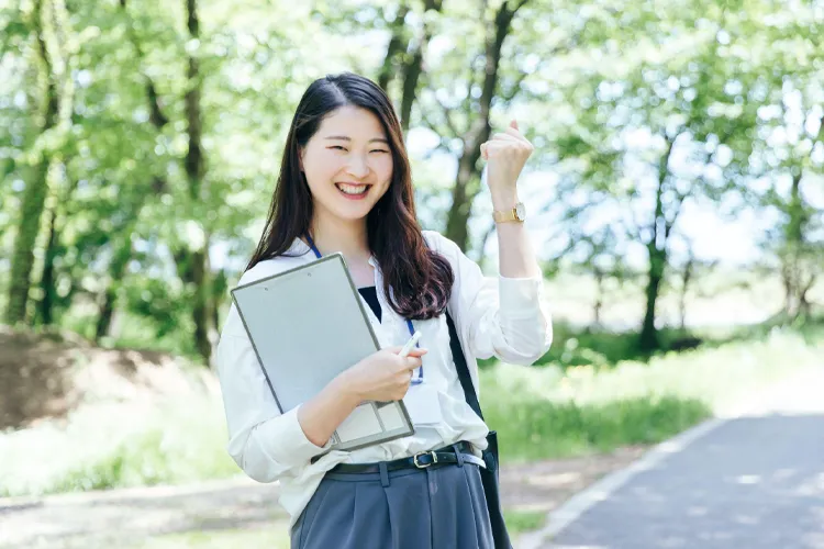 視察へ向かう女性社員