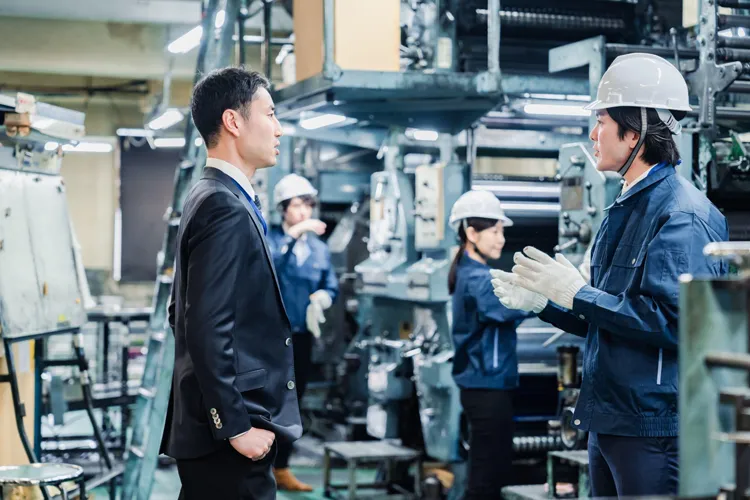 視察先の工場で説明を受ける社員