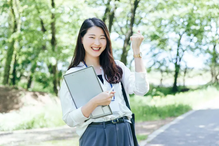 視察へ向かう女性社員