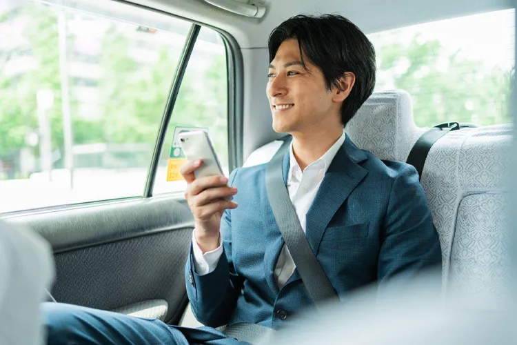 タクシーで研修先へ向かう社員