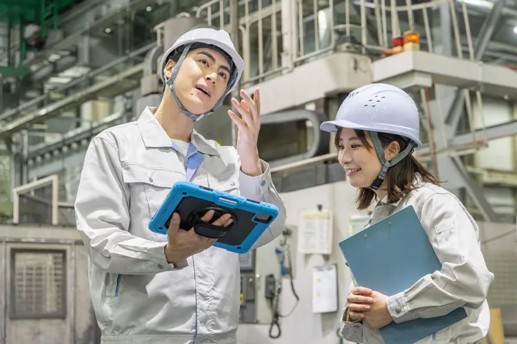工場で説明を受ける女性社員