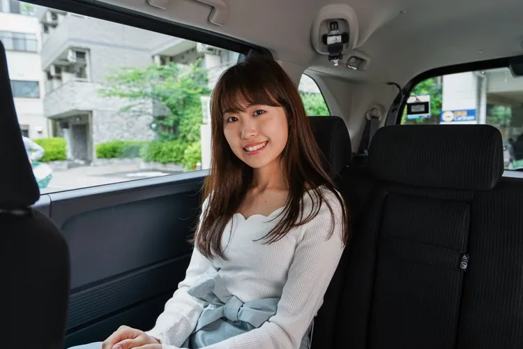 タクシーに乗る女性